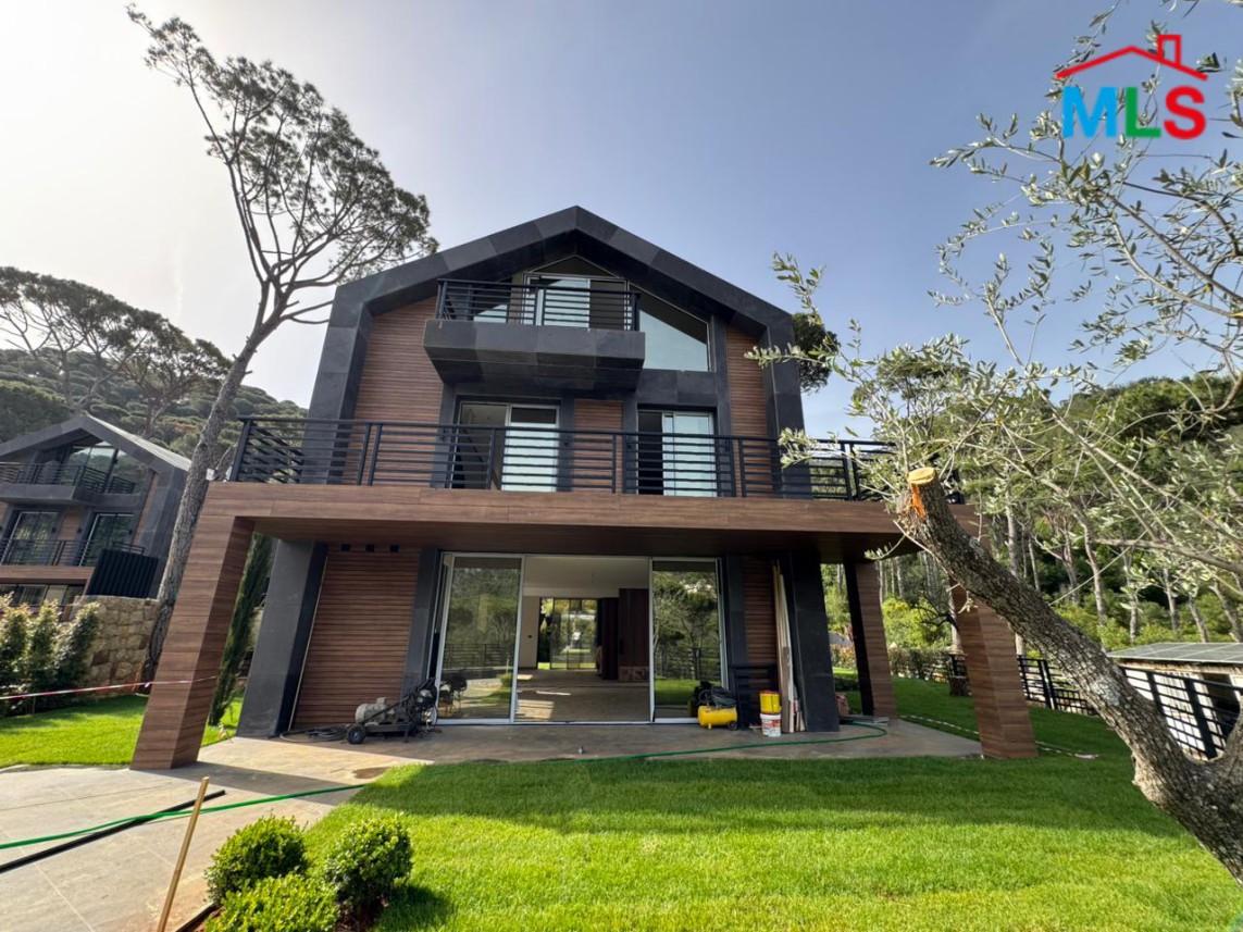 High-End & Modern Villa For Sale in Jiwar Baabdat
