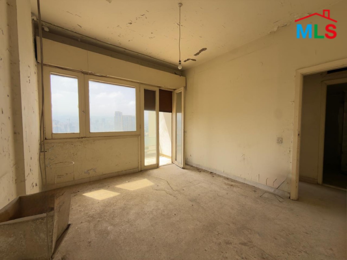 Fix-it up! 3-Bedroom Apartment in Calm Street For Sale in Achrafieh, Sioufi