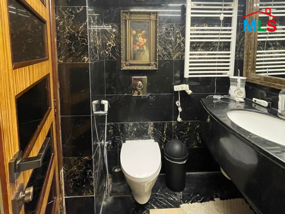 Elegant Office with Private Suite/Apartment For Sale in Jnah, Beirut