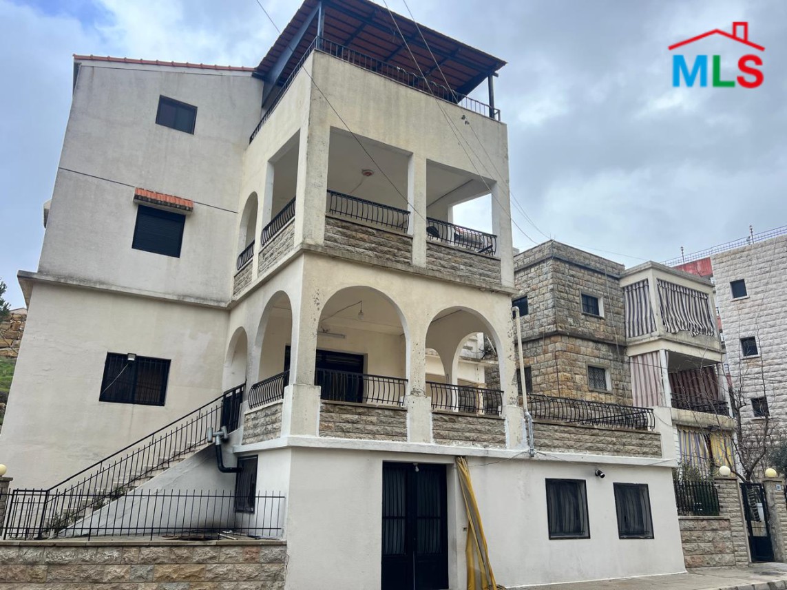 A 1,090 SQM Building For Sale in Bhamdoun