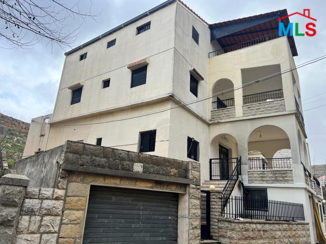 A 1,090 SQM Building For Sale in Bhamdoun
