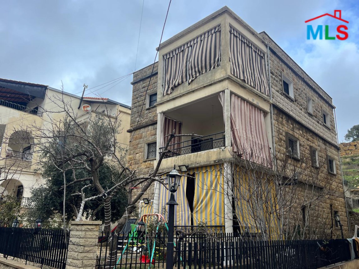 A 1,090 SQM Building For Sale in Bhamdoun