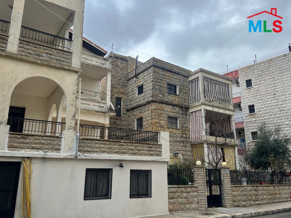 A 1,090 SQM Building For Sale in Bhamdoun
