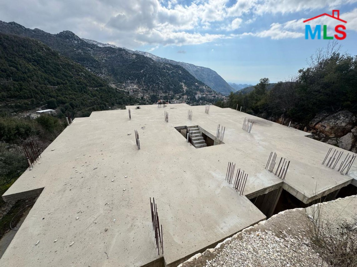 A 900 SQM Land With Permit For Sale in Chahtoul