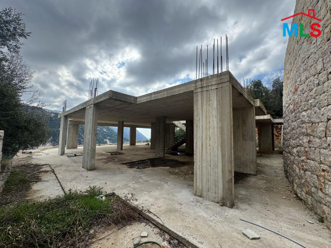 A 900 SQM Land With Permit For Sale in Chahtoul