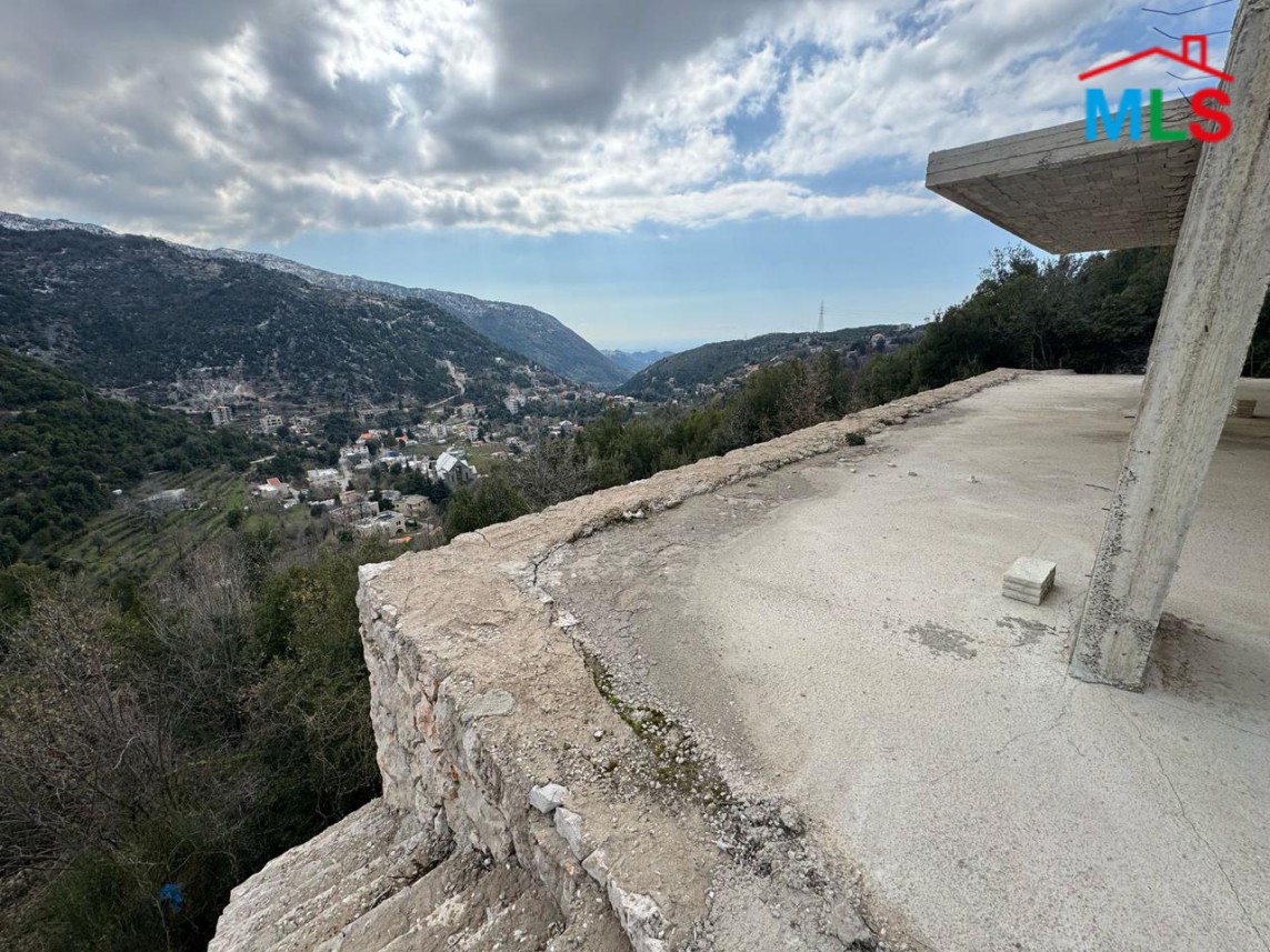 A 900 SQM Land With Permit For Sale in Chahtoul