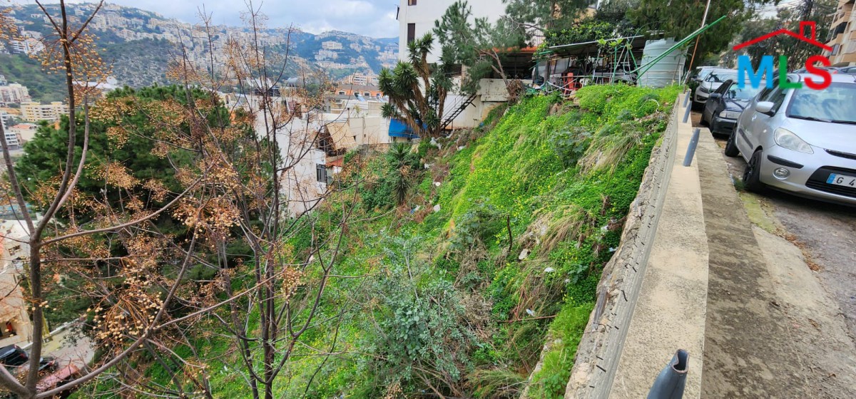 A 895 SQM Land For Sale in Mezher