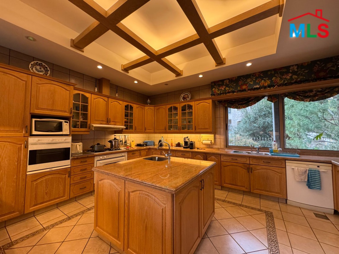Luxurious Furnished Villa For Sale in A Prime Location in Monteverde