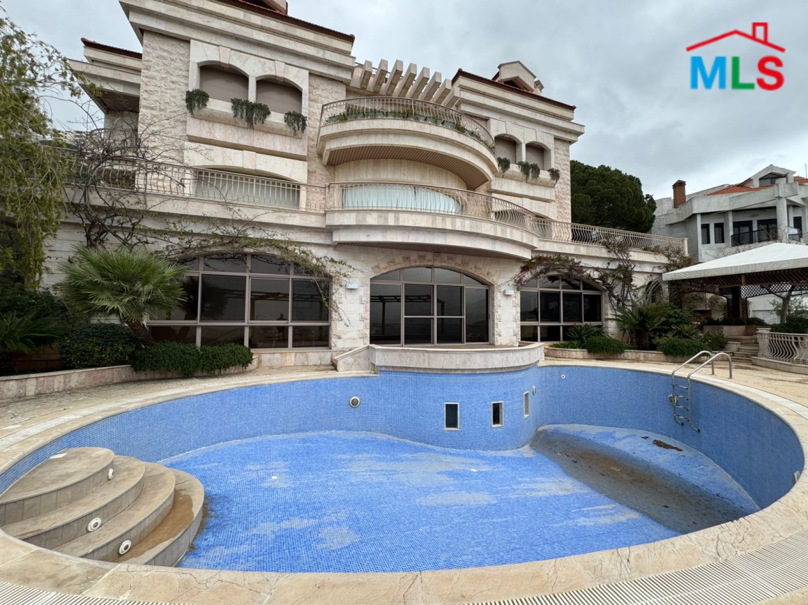 Luxurious Furnished Villa For Sale in A Prime Location in Monteverde