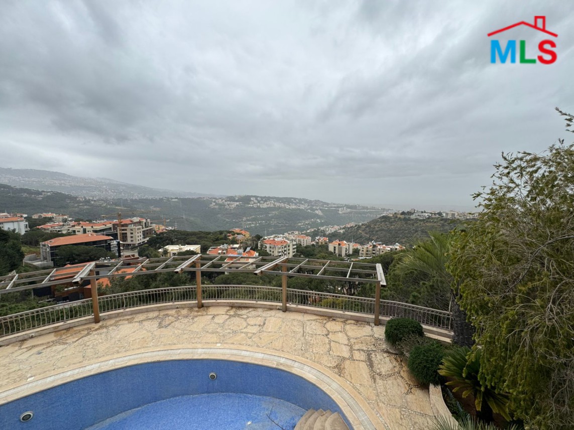 Luxurious Furnished Villa For Sale in A Prime Location in Monteverde