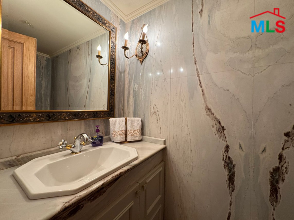 Luxurious Furnished Villa For Sale in A Prime Location in Monteverde