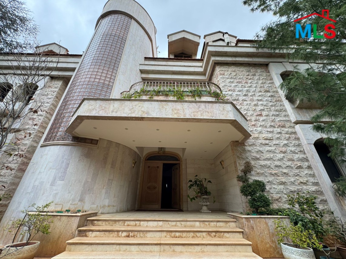 Luxurious Furnished Villa For Sale in A Prime Location in Monteverde