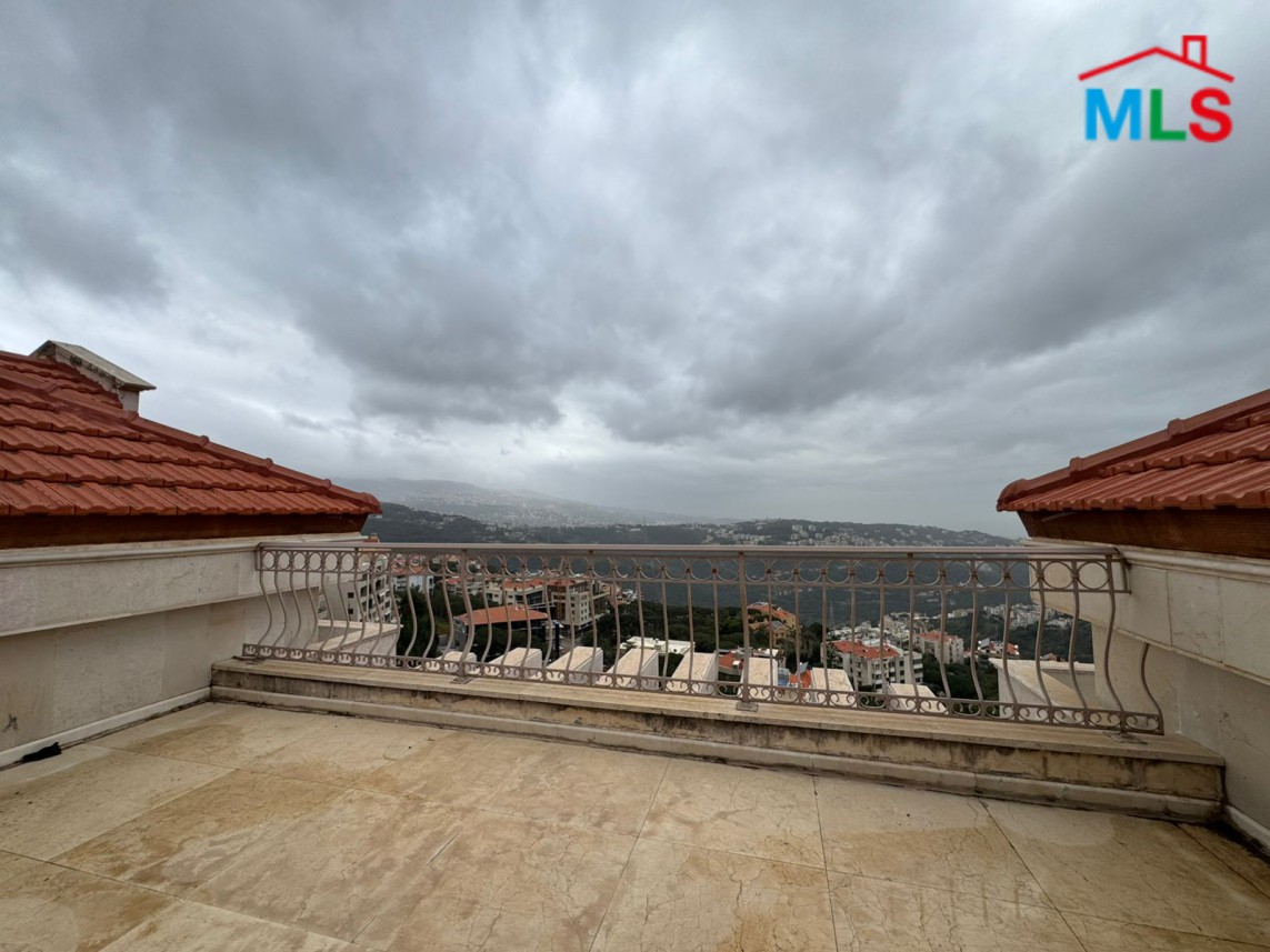 Luxurious Furnished Villa For Sale in A Prime Location in Monteverde