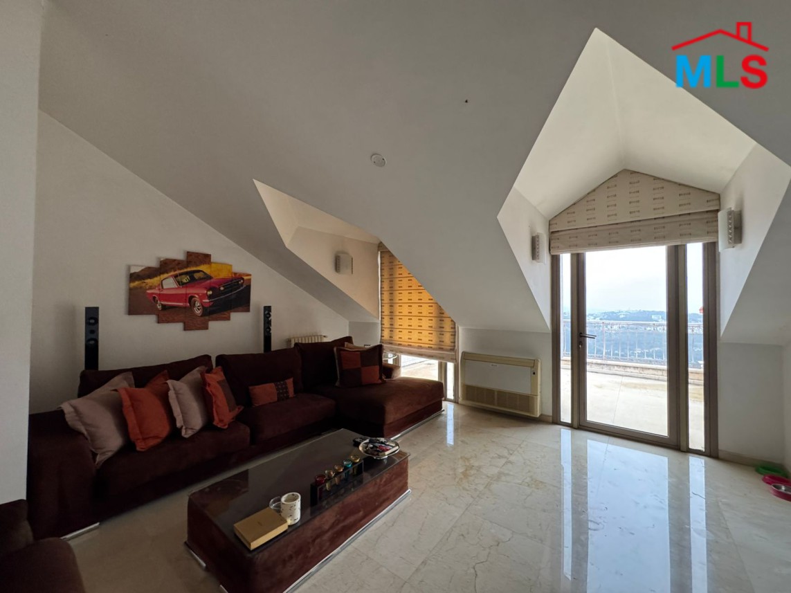 Luxurious Furnished Villa For Sale in A Prime Location in Monteverde