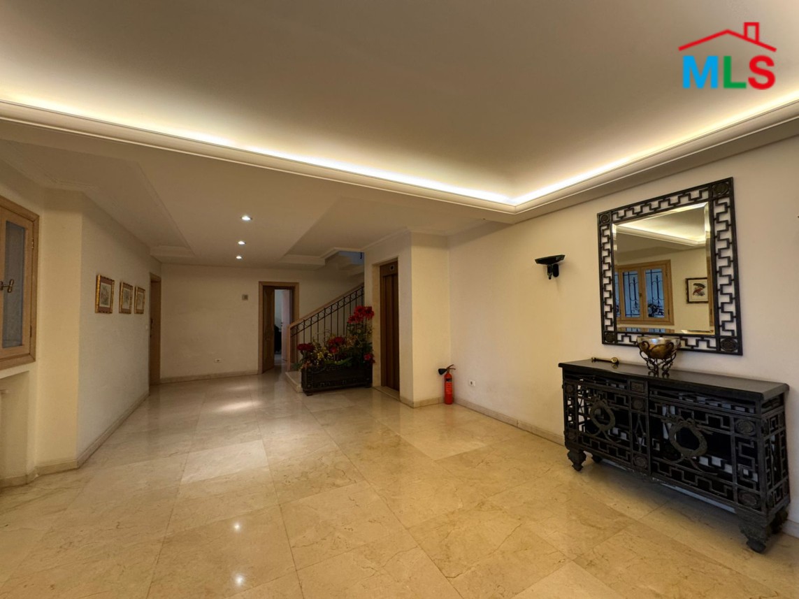 Luxurious Furnished Villa For Sale in A Prime Location in Monteverde