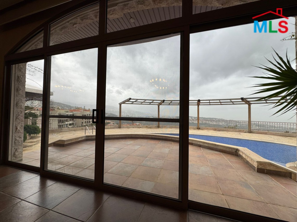 Luxurious Furnished Villa For Sale in A Prime Location in Monteverde