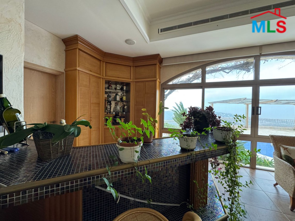Luxurious Furnished Villa For Sale in A Prime Location in Monteverde