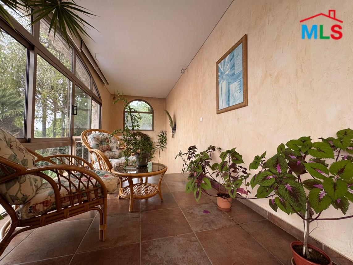 Luxurious Furnished Villa For Sale in A Prime Location in Monteverde