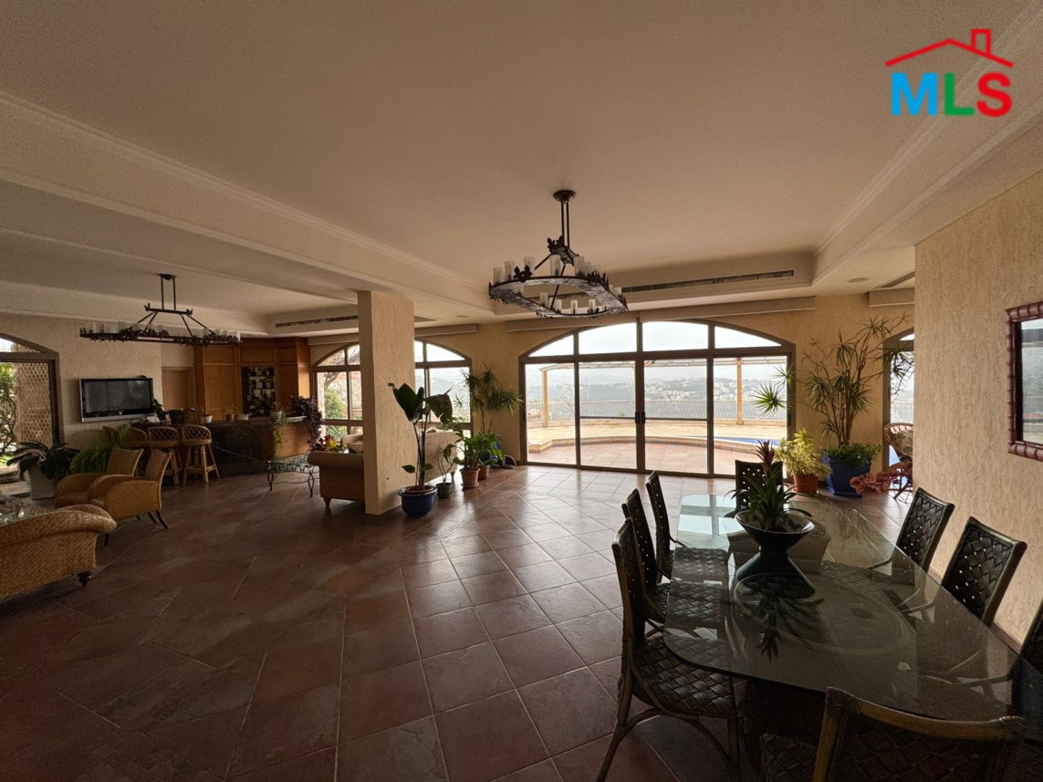 Luxurious Furnished Villa For Sale in A Prime Location in Monteverde