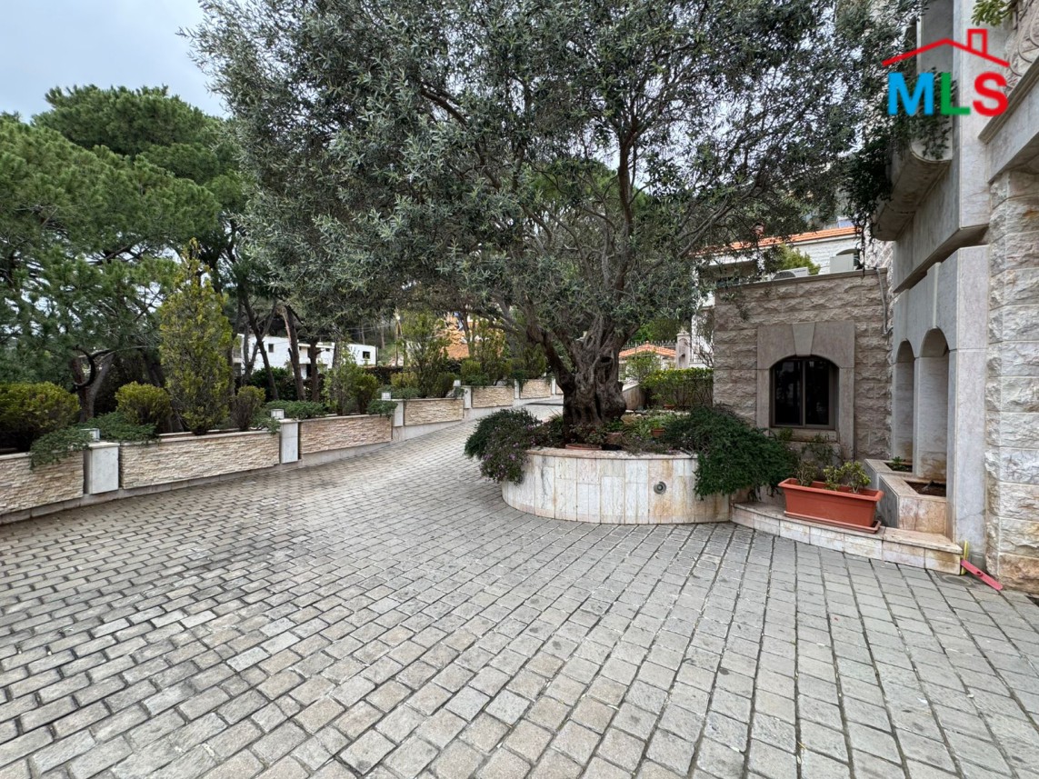 Luxurious Furnished Villa For Sale in A Prime Location in Monteverde