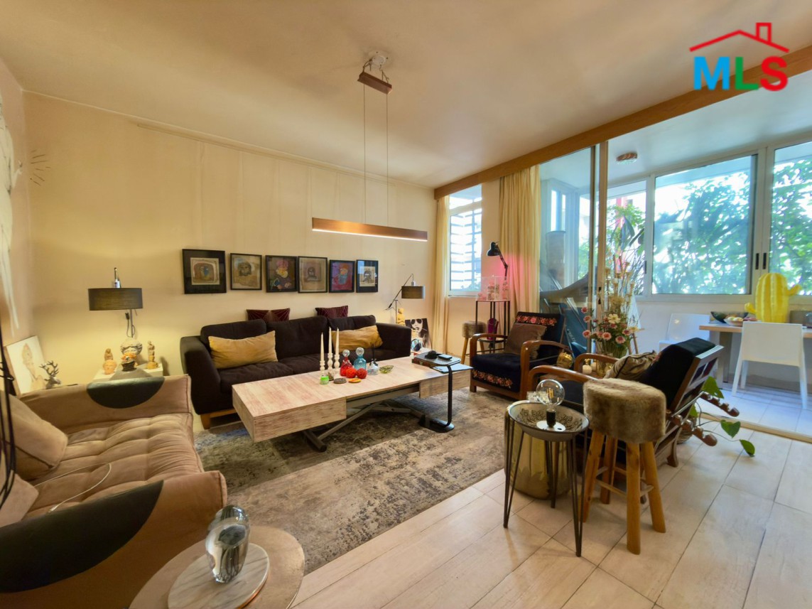Beautiful 2-Bedroom Apartment For Sale in Achrafieh, Lycée