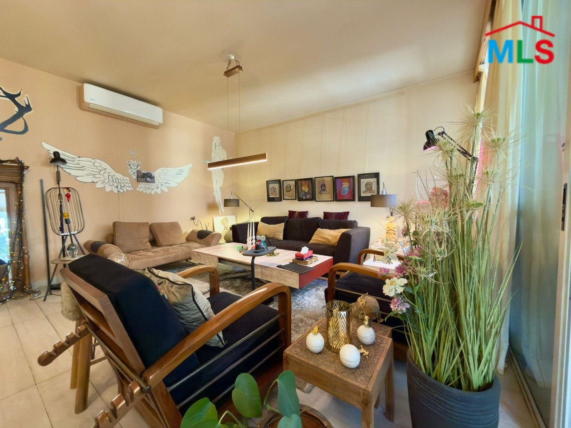 Beautiful 2-Bedroom Apartment For Sale in Achrafieh, Lycée
