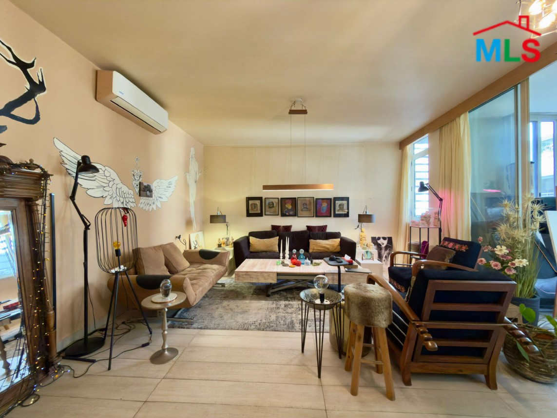 Beautiful 2-Bedroom Apartment For Sale in Achrafieh, Lycée