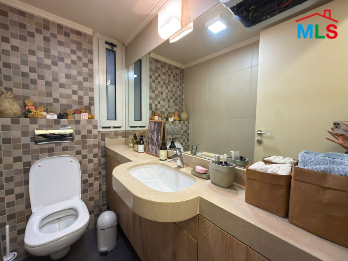 Beautiful 2-Bedroom Apartment For Sale in Achrafieh, Lycée