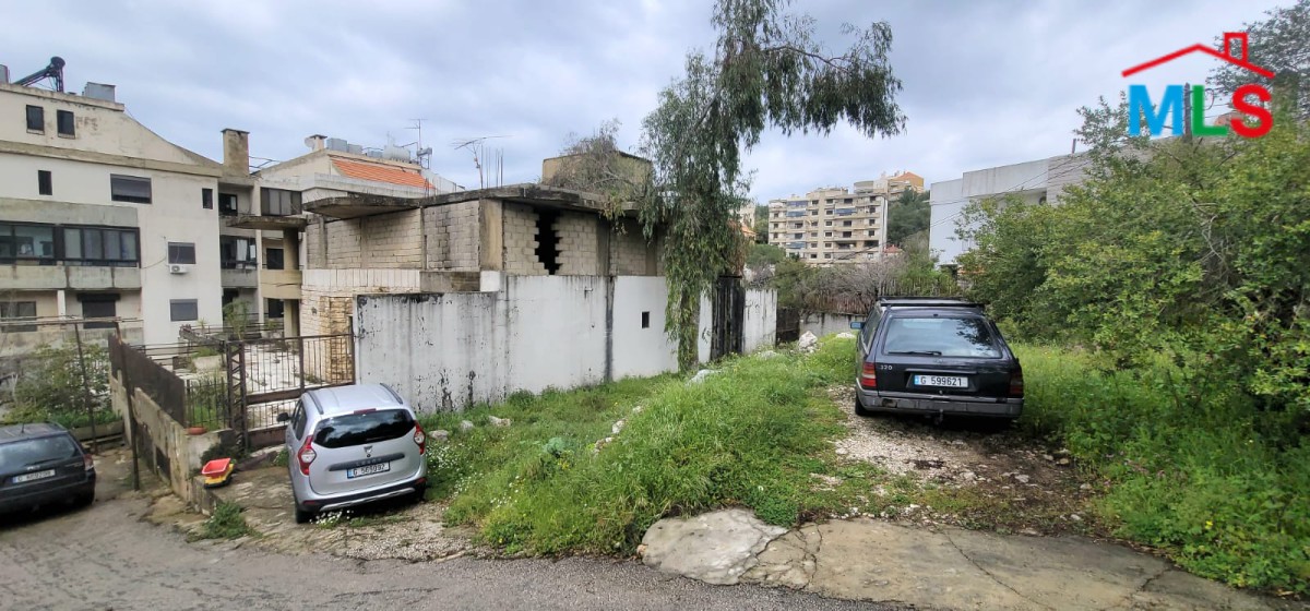 A 1,100 SQM Land With Building For Sale in Ballouneh