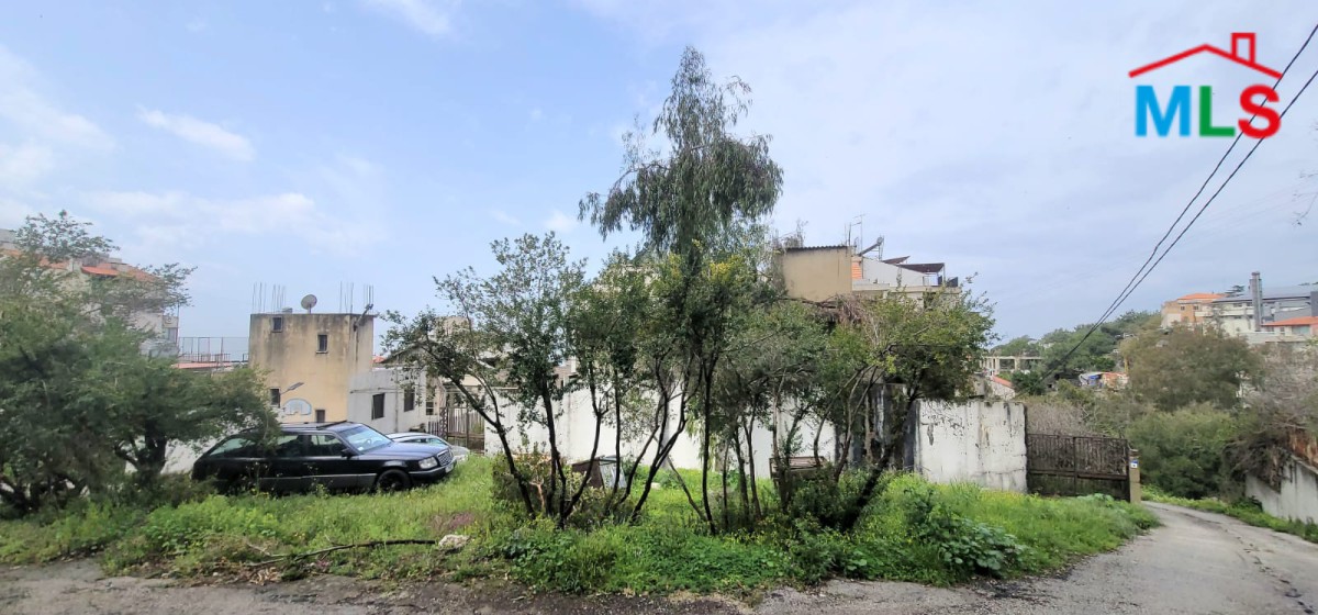 A 1,100 SQM Land With Building For Sale in Ballouneh