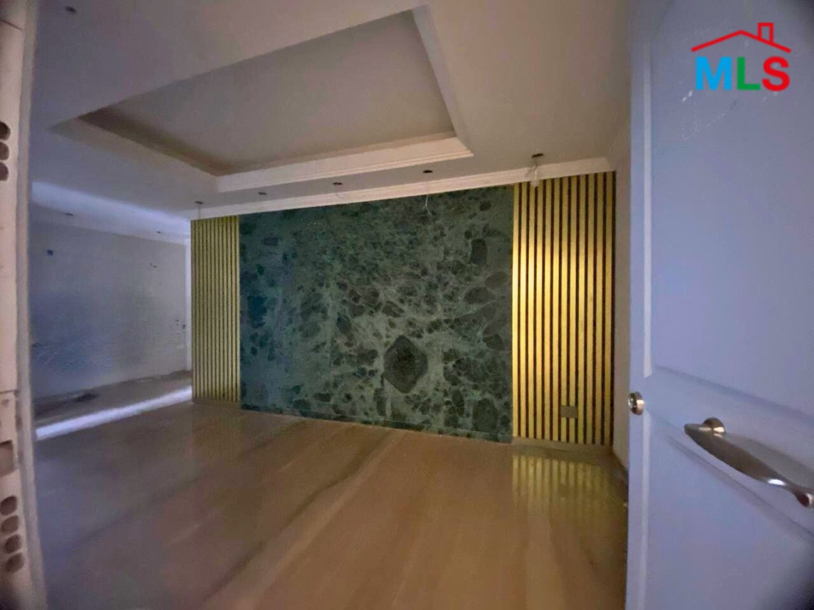 Office For Sale in a Commercial Building in Verdun, Beirut