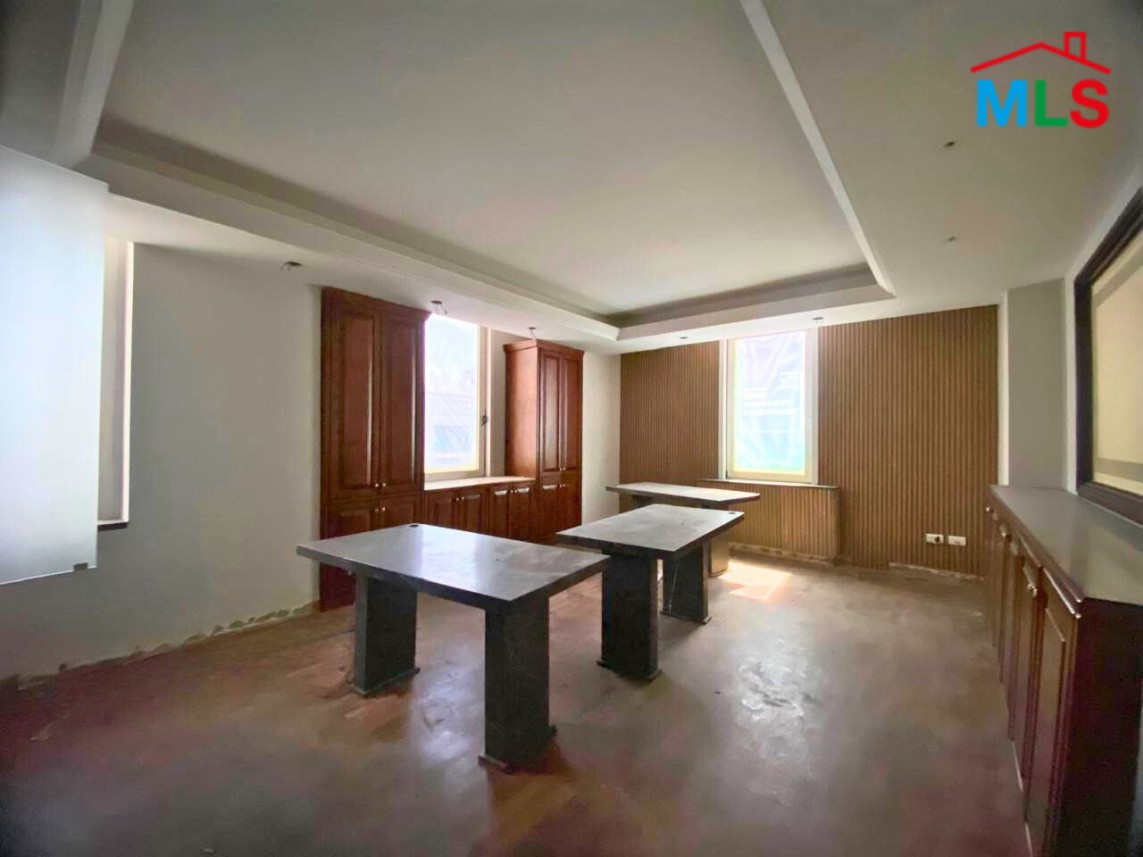 Office For Sale in a Commercial Building in Verdun, Beirut