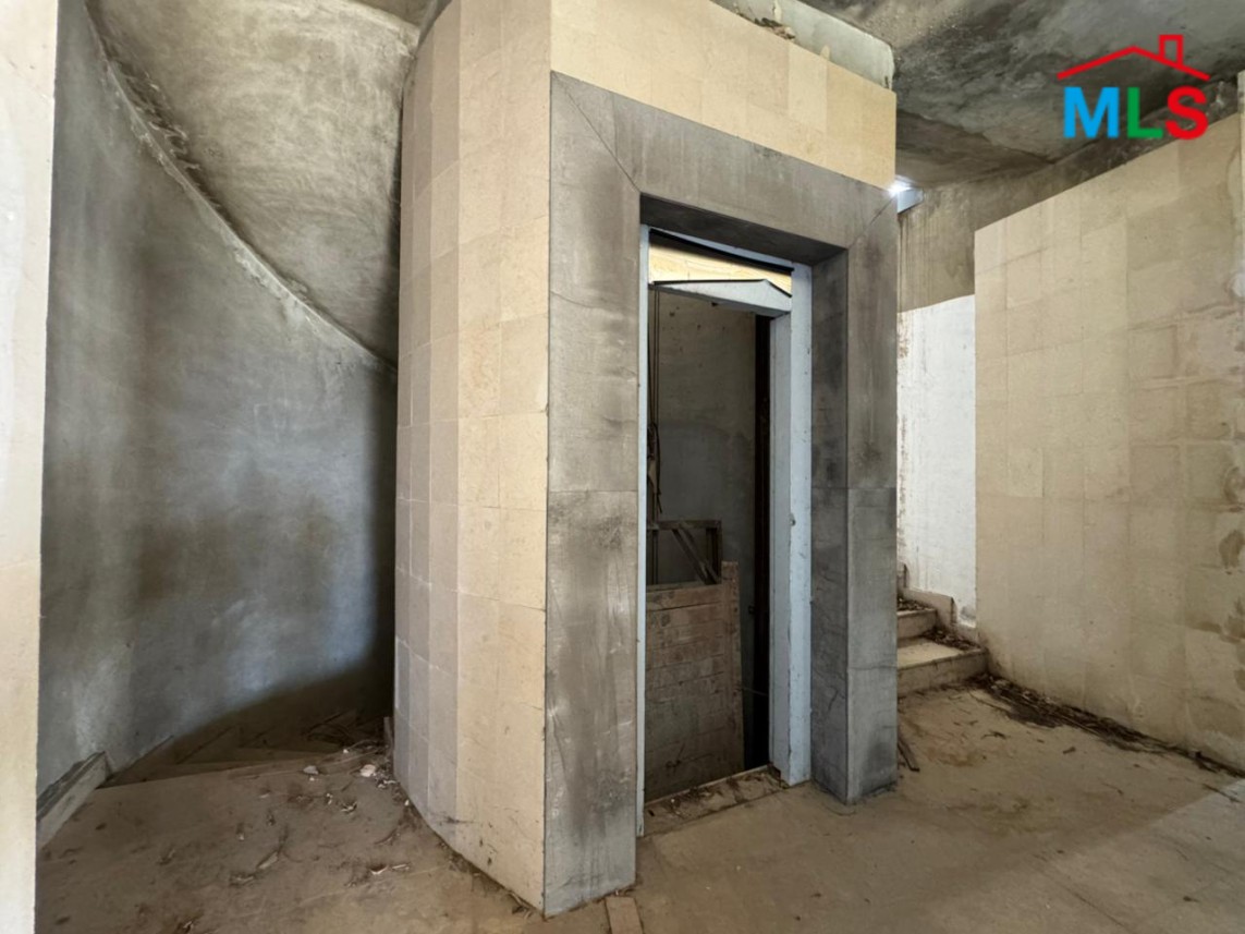 A 660 SQM Building For Sale in Ain Najem