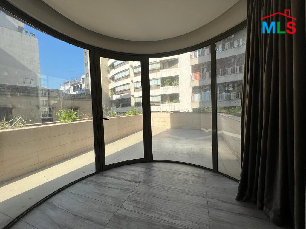 Spacious Apartment With a Terrace For Sale in Achrafieh, Saydeh