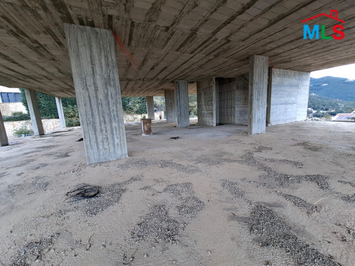 A 1,368 SQM Land With A Residential Building For Sale in Kfarhbeib