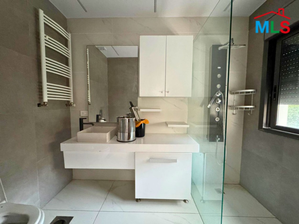 Spacious Apartment For Sale in Montverde