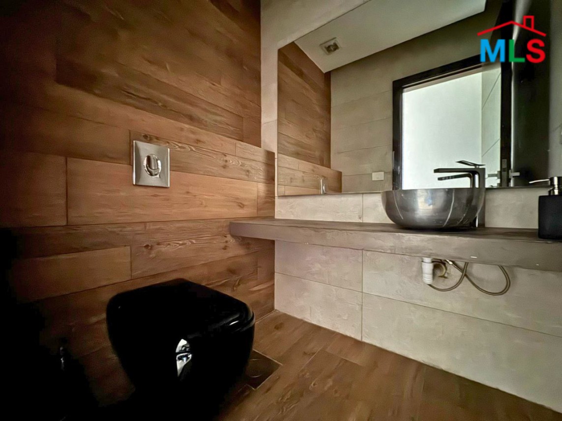Spacious Apartment For Sale in Montverde