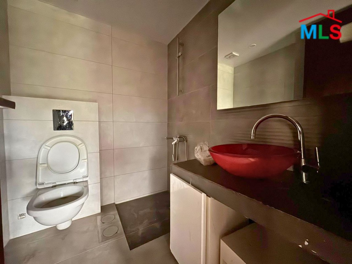 Spacious Apartment For Sale in Montverde