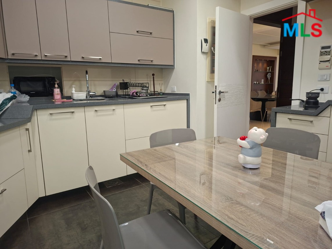 Elegant Apartment with Sea View For Sale in Ain El-Tineh