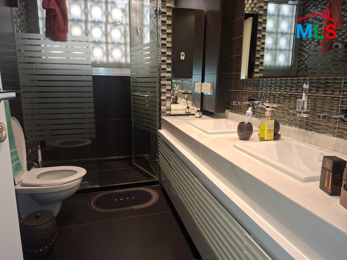 Elegant Apartment with Sea View For Sale in Ain El-Tineh