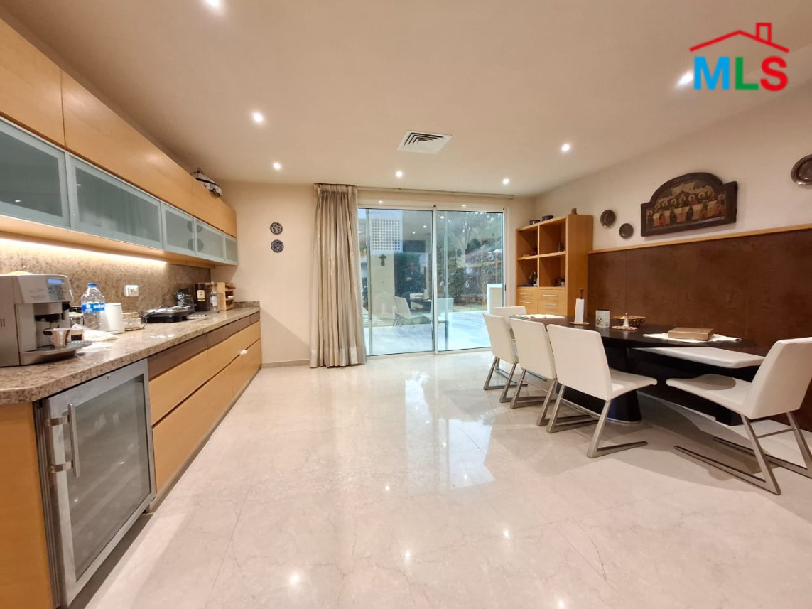 Exclusive ! High-End Apartment with Panoramic Sea View For Sale in Adma