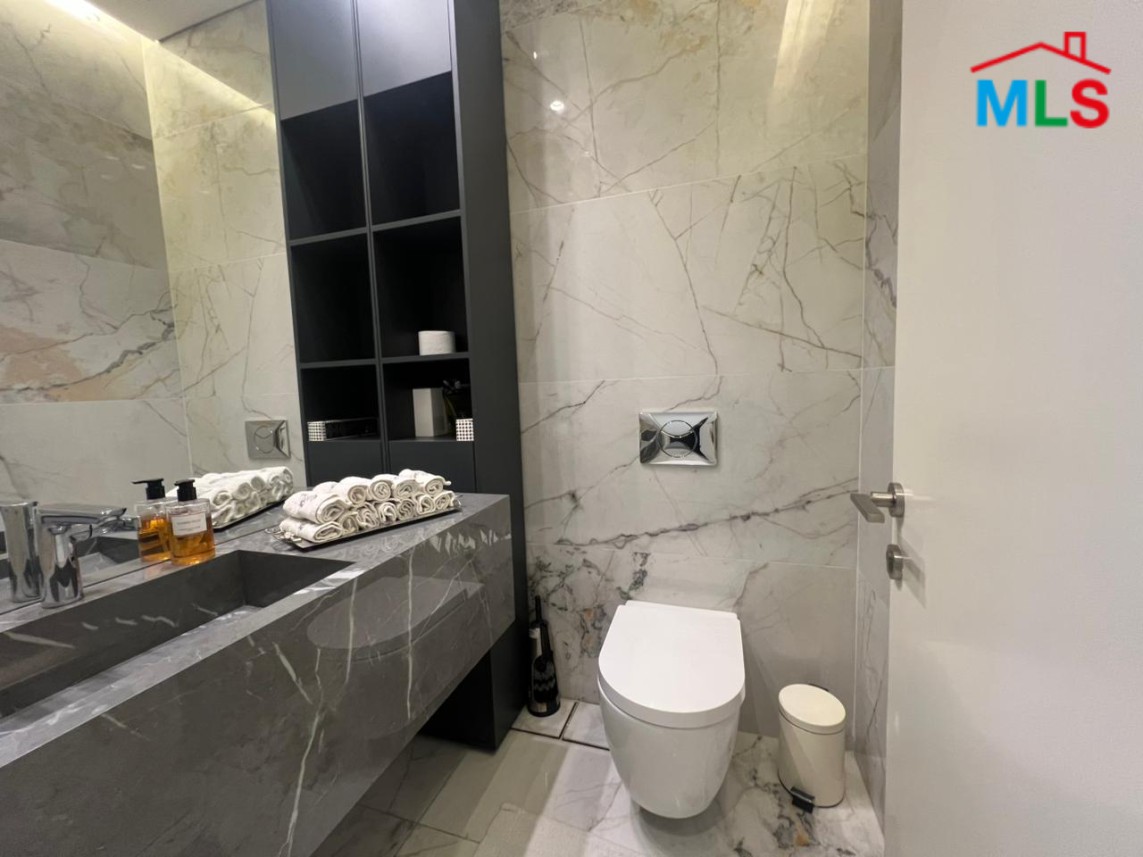 4-Bedroom Apartment with Open View For Sale in Gemayzeh, Saifi