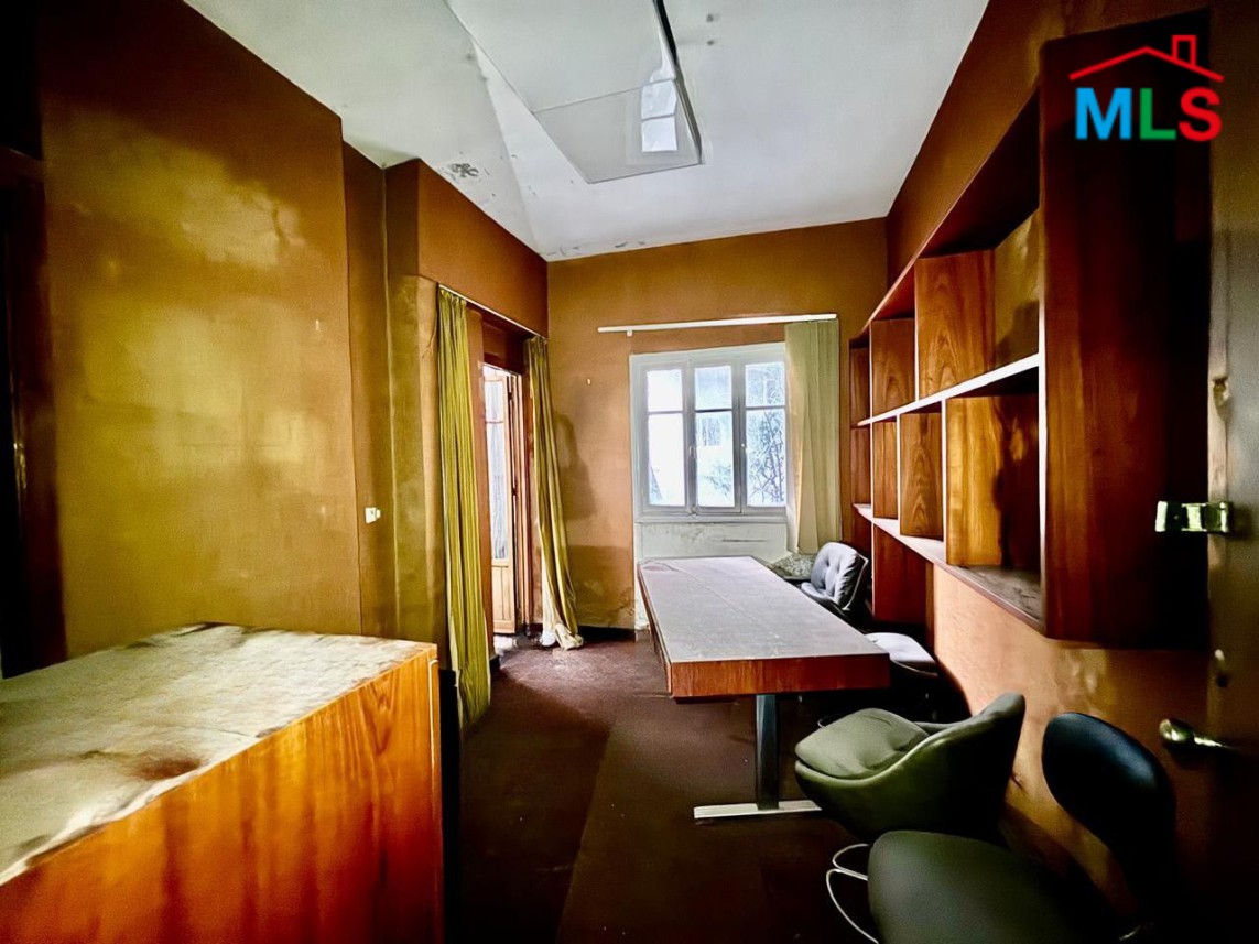 19 SQM Small Office For Sale in Badaro