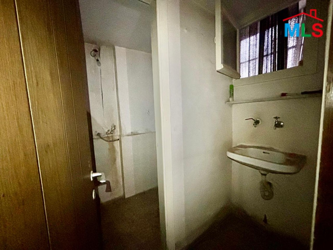 19 SQM Small Office For Sale in Badaro