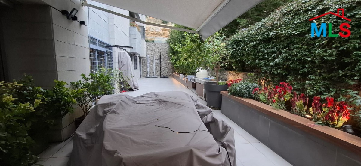 Fully furnished Decorated High-End Apartment For Sale in Bsalim