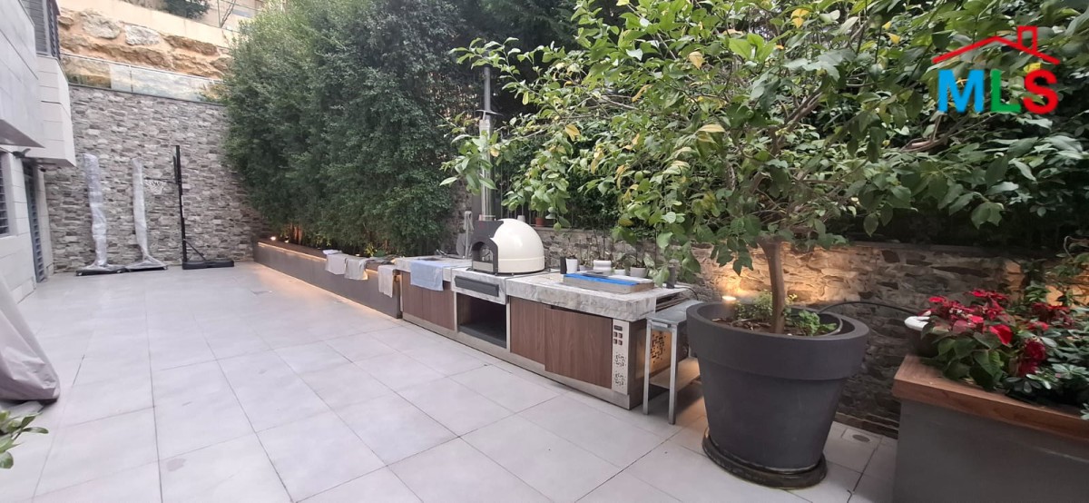 Fully furnished Decorated High-End Apartment For Sale in Bsalim