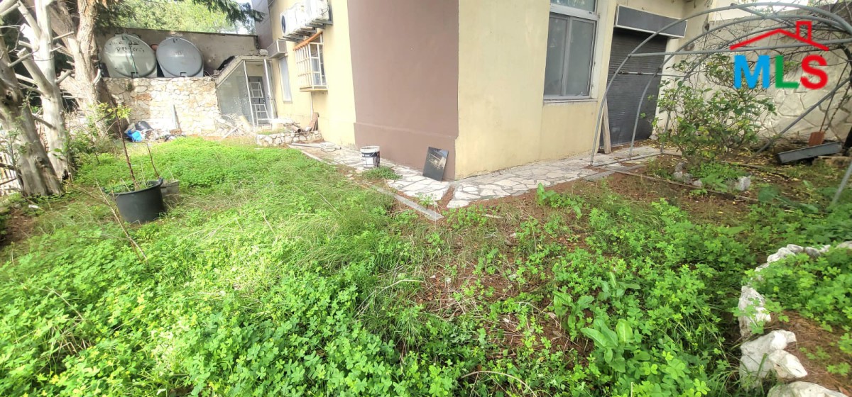 An Apartment with Garden For Sale in Shayle