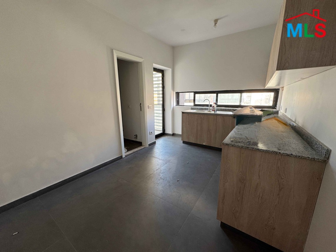 Bright Apartment For Sale in Tarik El Jdideh, Mazraa