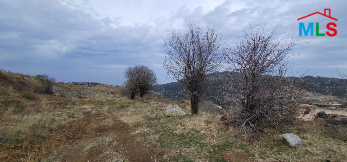 A 885 SQM Land For Sale in Calm Area Of Mayrouba