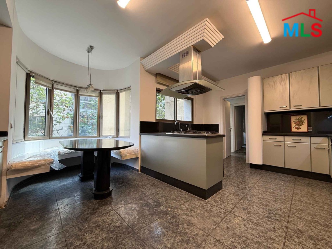 Elegant 4-Bedroom Apartment For Sale in Select area of Achrafieh, Carré D'or